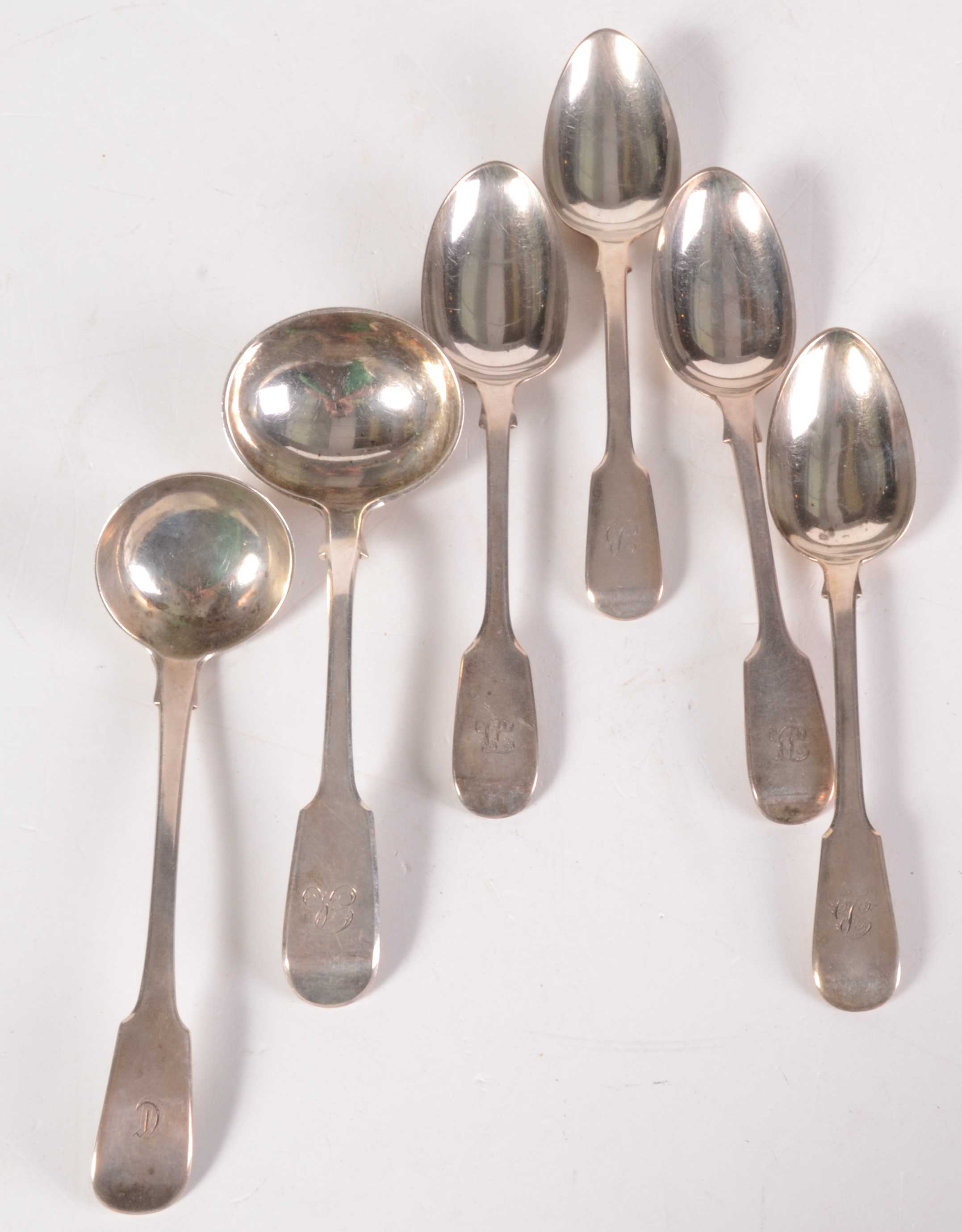 Four fiddle pattern silver dessert spoons and two fiddle pattern silver sauce ladles. 10.5oz.