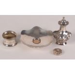A 1935 Jubilee silver dish, a silver pepper pot, a silver napkin ring and one other piece. 5oz.