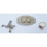 A 9ct gold crossover dress ring, a silver marcasite set frog brooch and a paste set double clip.