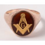 An enamelled 9ct gold Masonic ring. Condition report: 6.