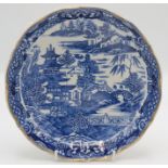 An 18th century Worcester porcelain willow pattern dish, gold 'W' mark to underside, diameter 21.