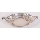 An Edwardian pierced shaped silver bread basket with scrolling handles, London 1902. 10oz.