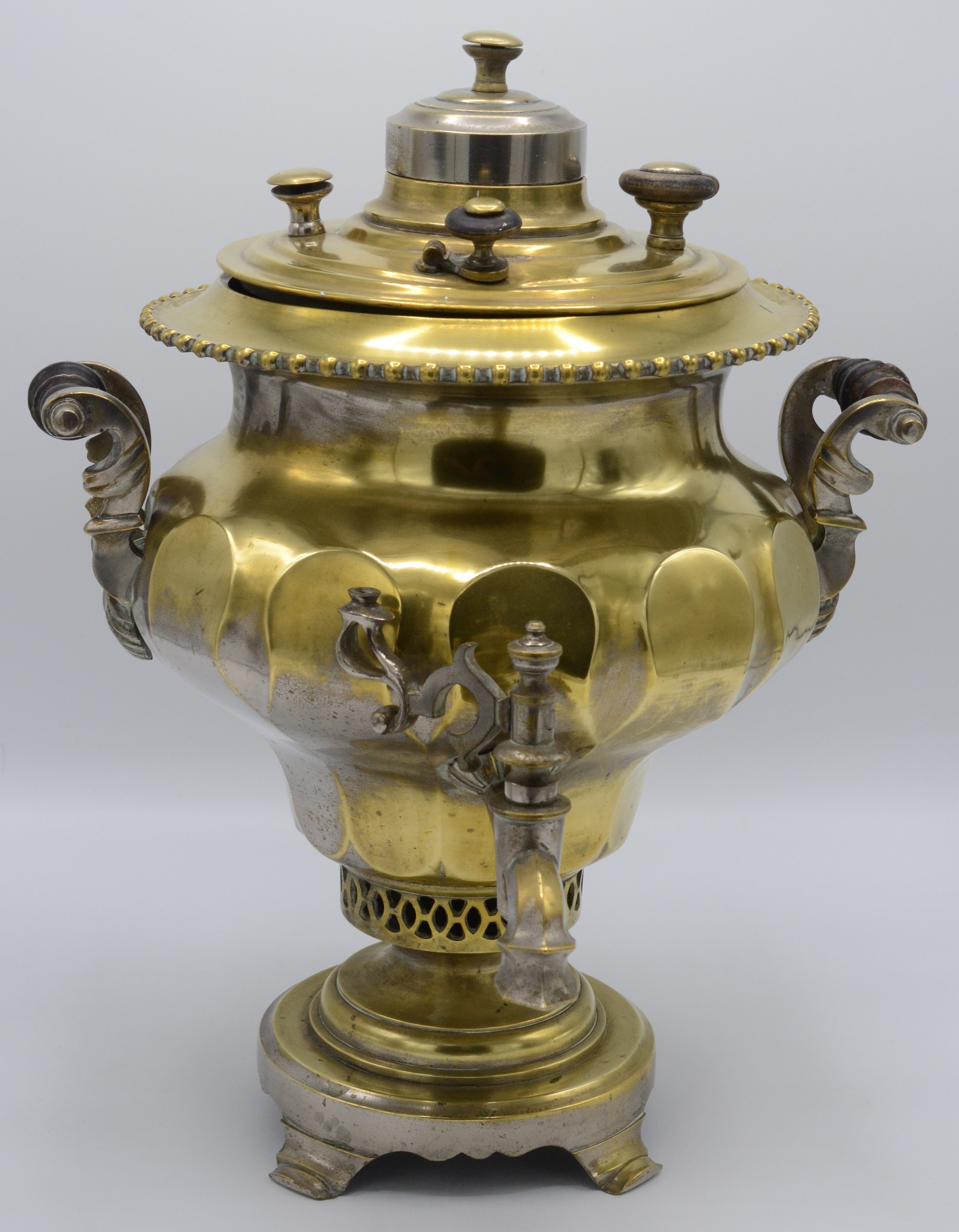A Russian brass samovar, with maker's mark to cover and turned wood handles, height 40cm.