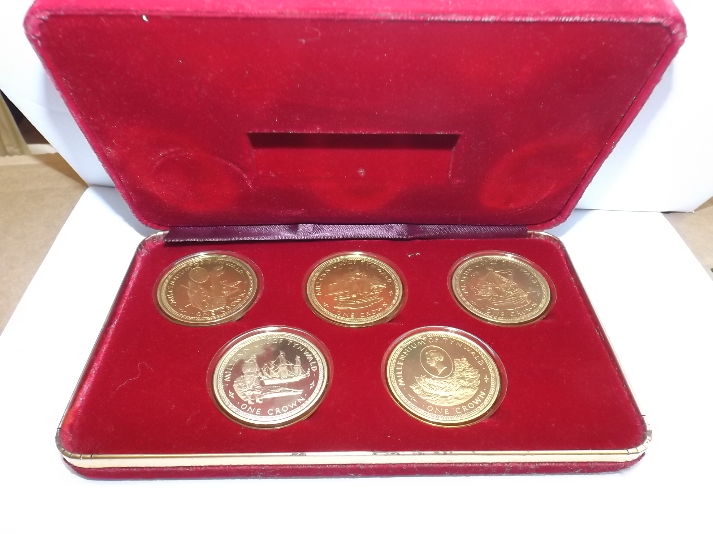 Isle of Man:- A set of five millennium sterling silver crowns, cased.