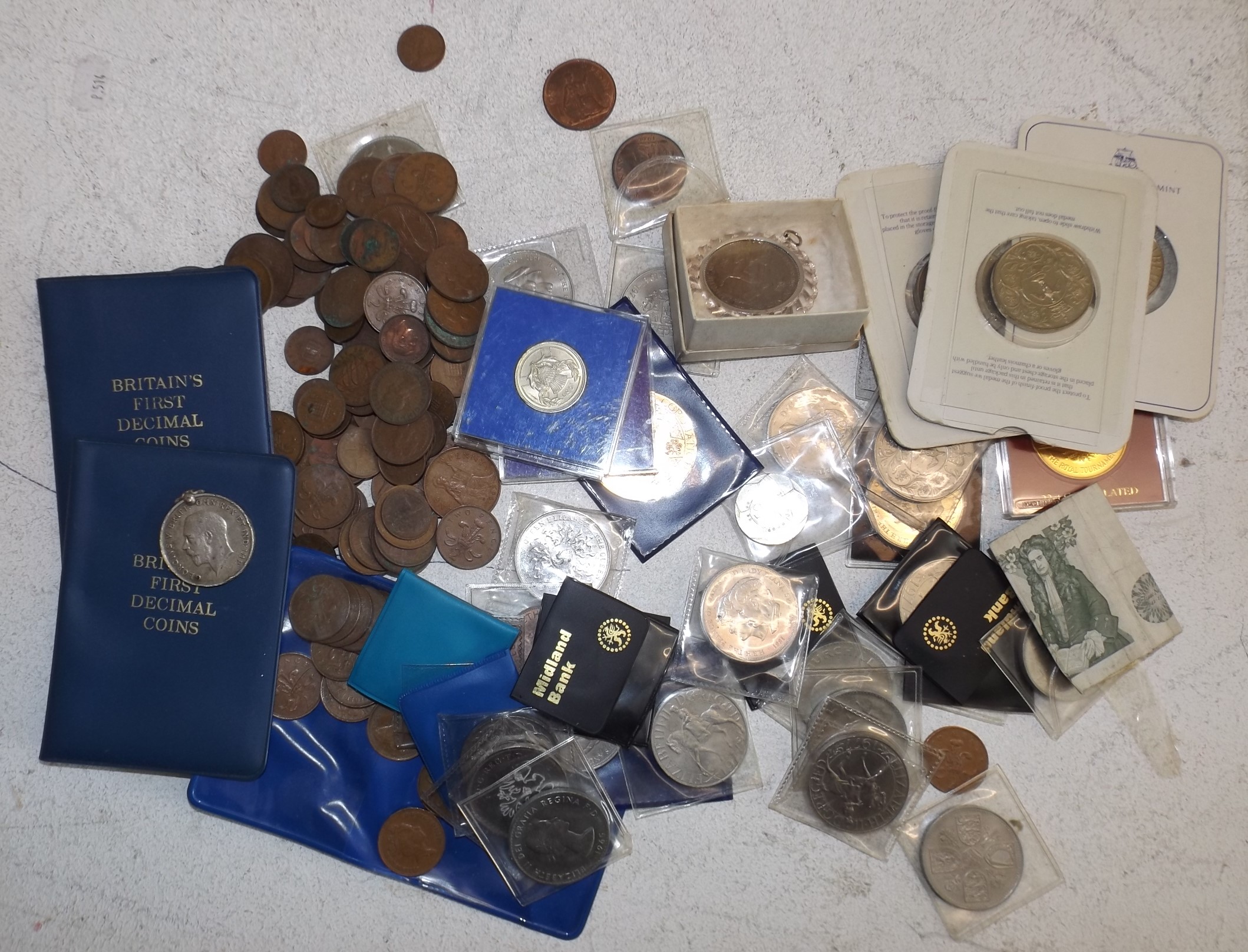 Modern crowns, British currency, a damaged WWI medal etc.