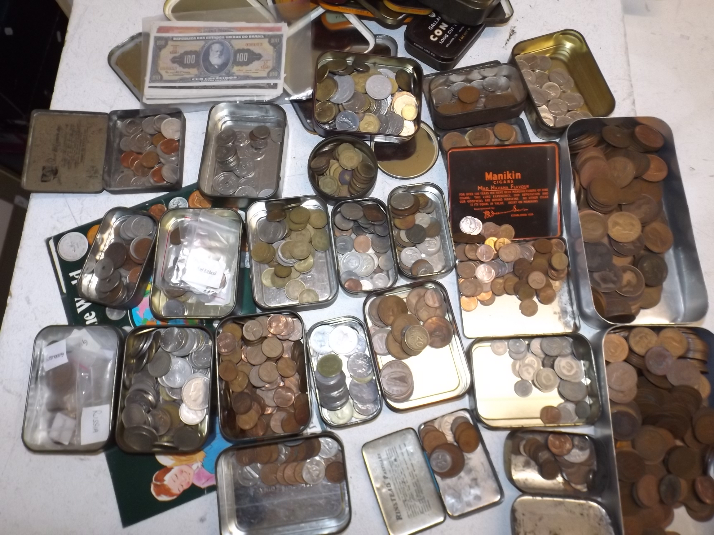 World coins in many tins. Condition report: No bank notes.