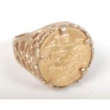 A half sovereign ring dated 1914, extremely fine, 11.42g.