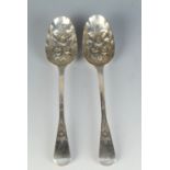 A pair of silver Victorian berry spoons, London 1864. 3.8oz.