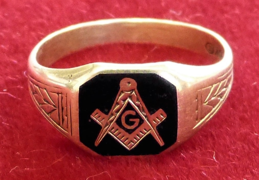 A 10K gold and enamel masonic ring, weight 4.5g, size T