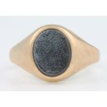 A gentleman's 9ct gold onyx signet ring size U