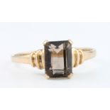 A 9ct yellow gold quartz ring, size O