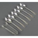 A set of Edwardian silver teaspoons and nips, London 1905, 84 grams