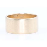 A gentleman's 9ct yellow gold wedding band size T, 7.6 grams