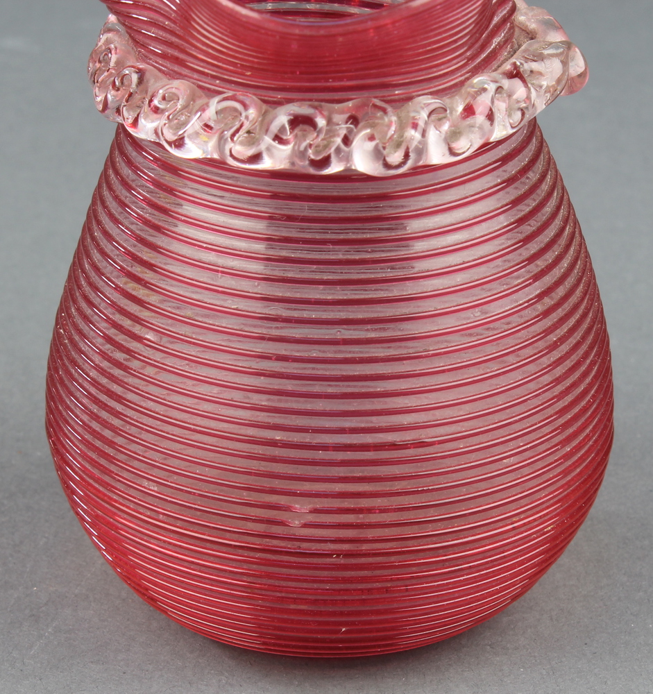 A Victorian cranberry bowl with wavy rim 6", a ditto ribbed baluster vase 3 1/2", 2 clear glass - Bild 2 aus 6