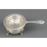 A Continental silver tea strainer and stand 81.1 grams