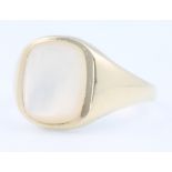 A 9ct yellow gold mother of pearl ring size O 1/2