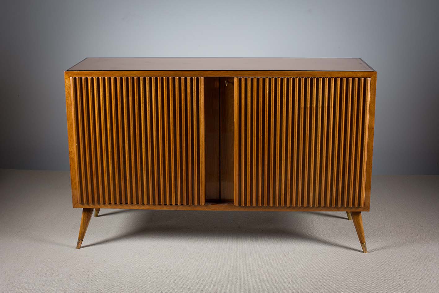 A FINE WALNUT SIDE CABINET, ITALIAN 1950s, with double ribbed doors, revealing a fitted interior, on - Image 2 of 2