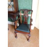 A SET OF 8 MAHOGANY DINING CHAIRS IN GEO