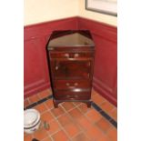 A GEORGIAN MAHOGANY DRESSING TABLE, c.18