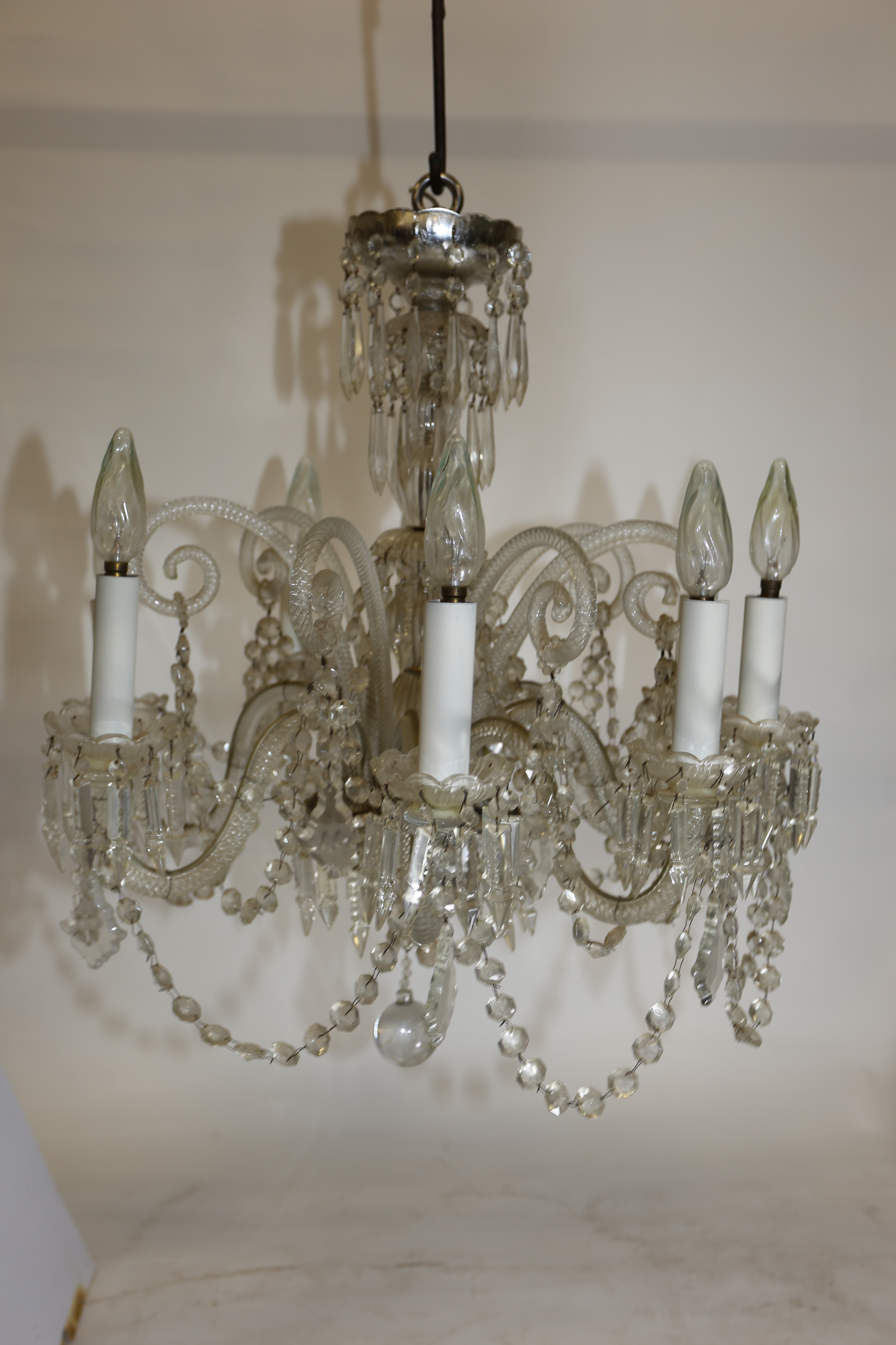 AN EARLY 20TH CENTURY FRENCH EIGHT LIGHT CRYSTAL CHANDELIER with eight shepherds crook arms