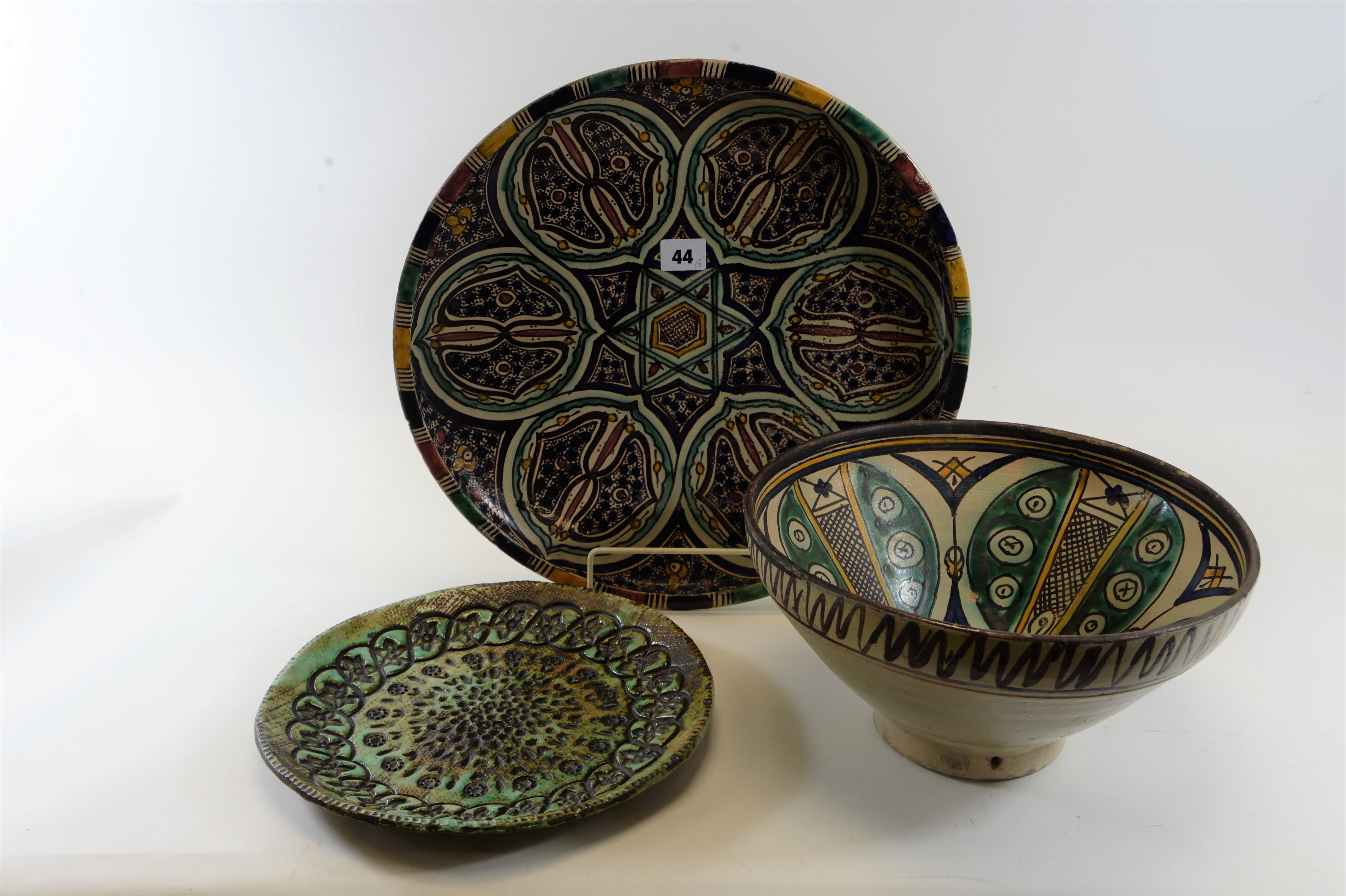 AN EARLY 20TH CENTURY MOORISH INFLUENCE GLAZED POTTERY SHALLOW DISH decorated with stylised floral