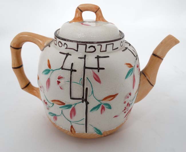 Japanese oriental style teapot CONDITION: Please Note - we do not make reference