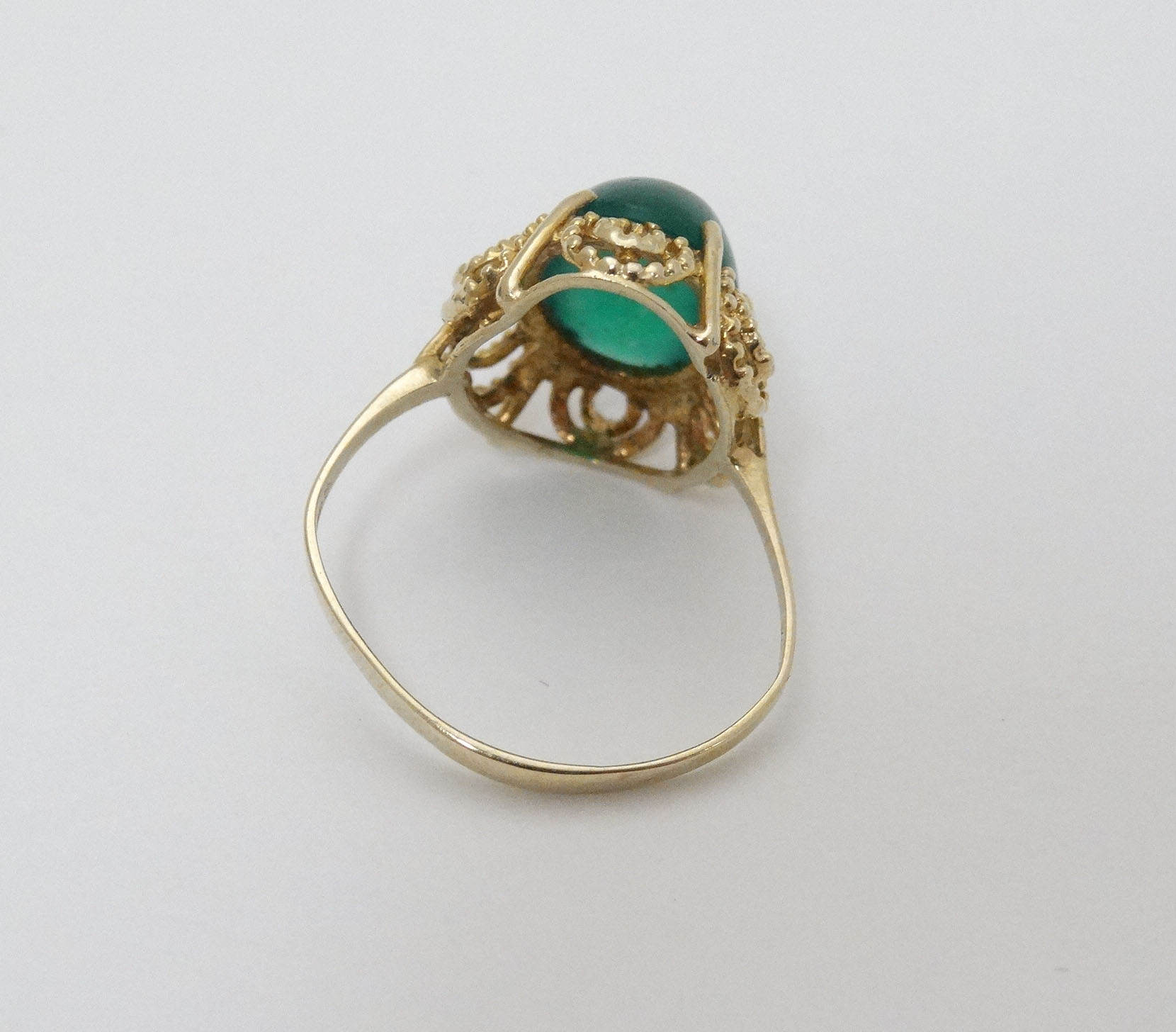 A 9ct gold ring set with green stone cabochon CONDITION: Please Note - we do not - Image 3 of 4