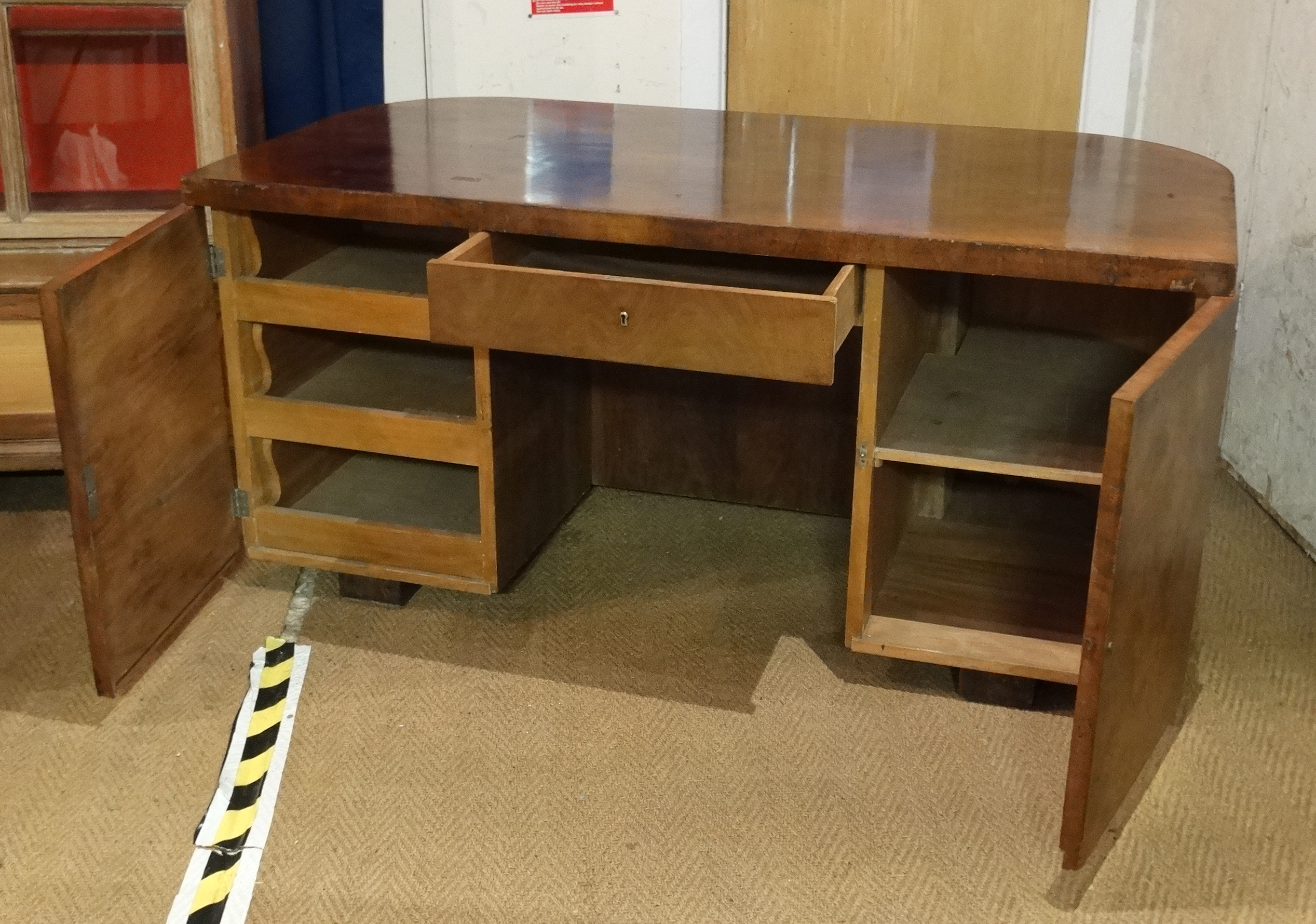 Art Deco : a Walnut office desk ( for looking into room ) , with curved front , - Image 6 of 6