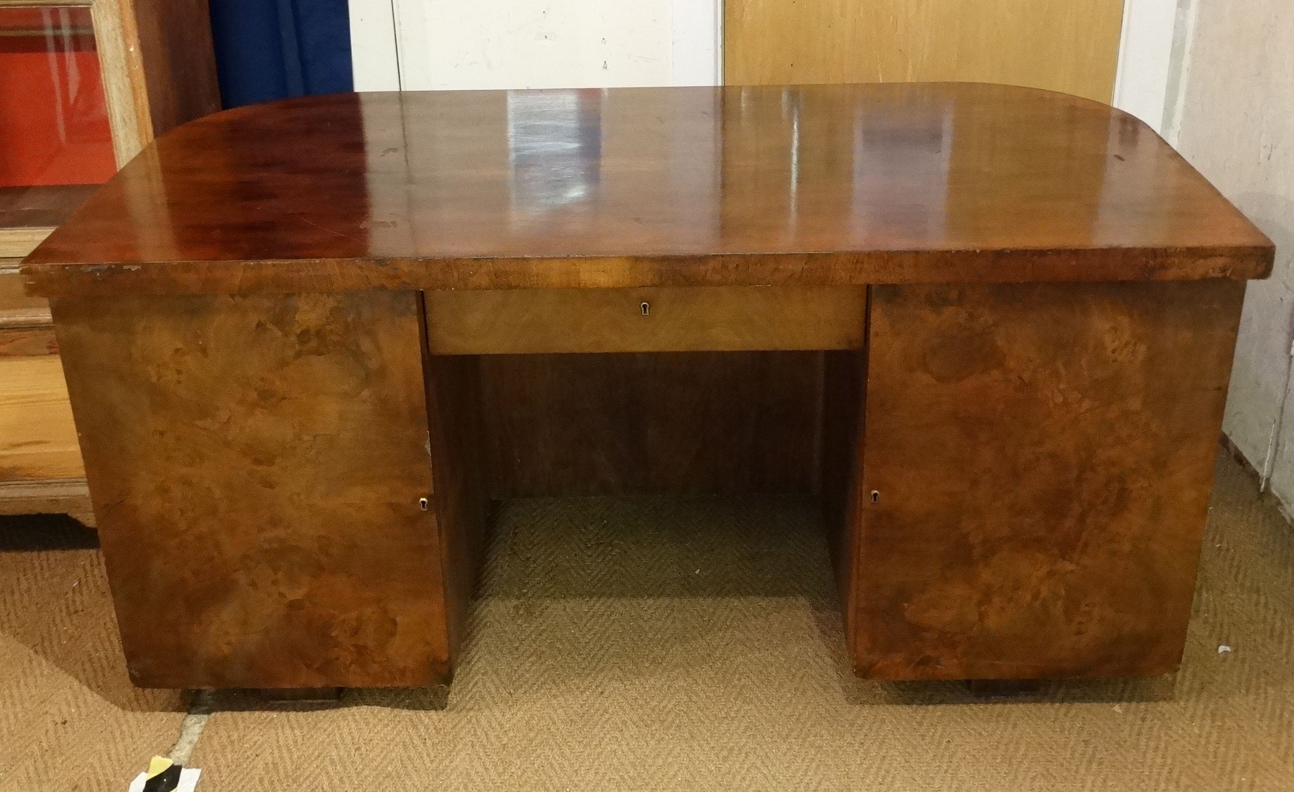 Art Deco : a Walnut office desk ( for looking into room ) , with curved front , - Image 4 of 6