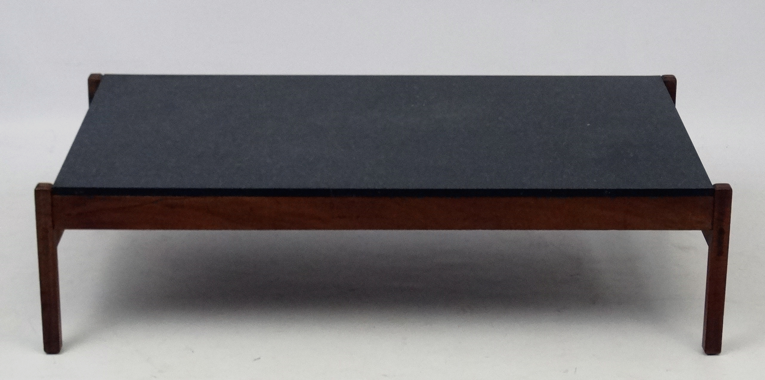 Vintage Retro: a low walnut and faux granite coffee table, measuring 46" long x 24" wide x 12" high. - Image 3 of 4