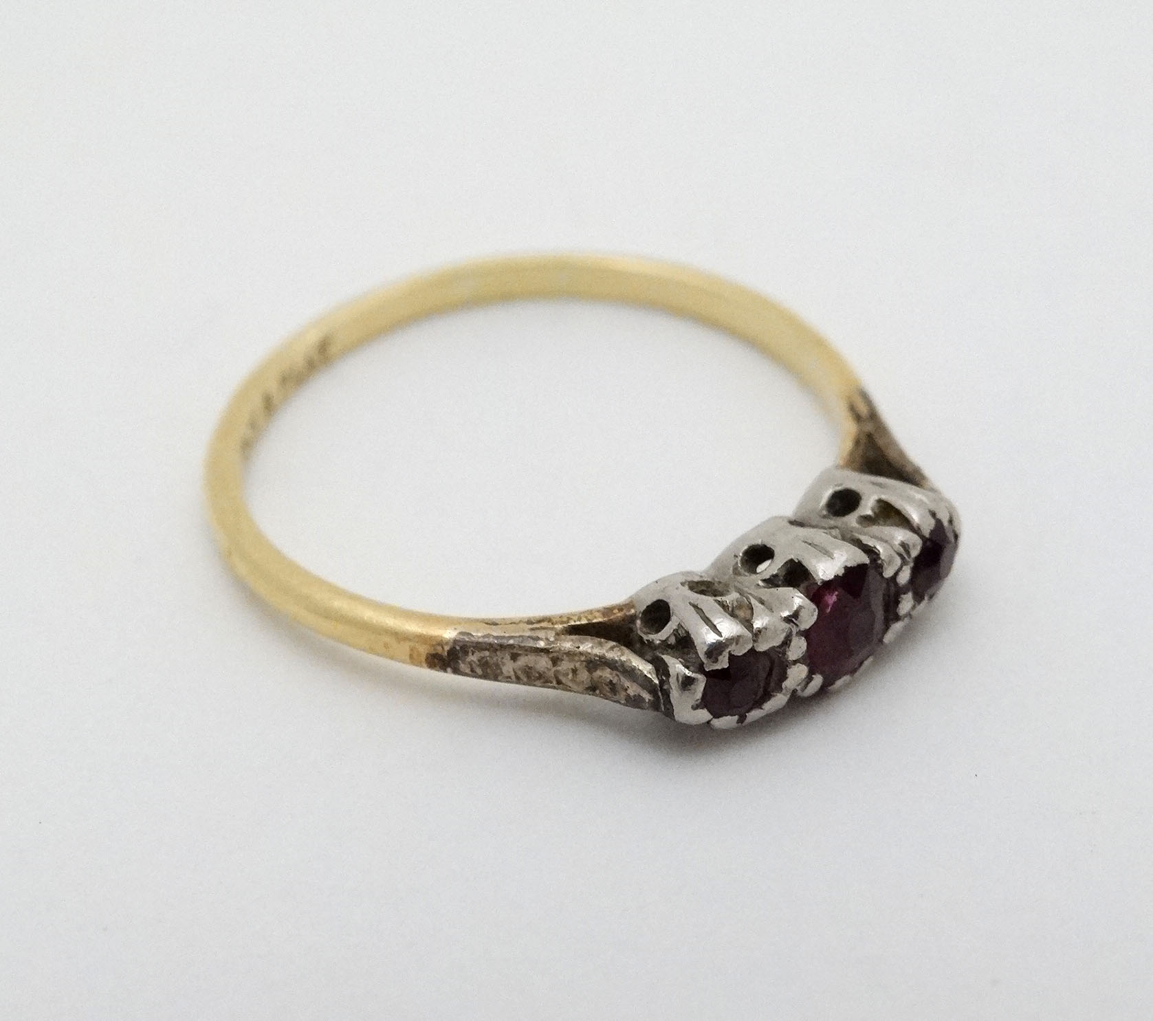 Ruby ring : An 18ct gold ring set with trio of rubies in a platinum setting. - Image 4 of 4
