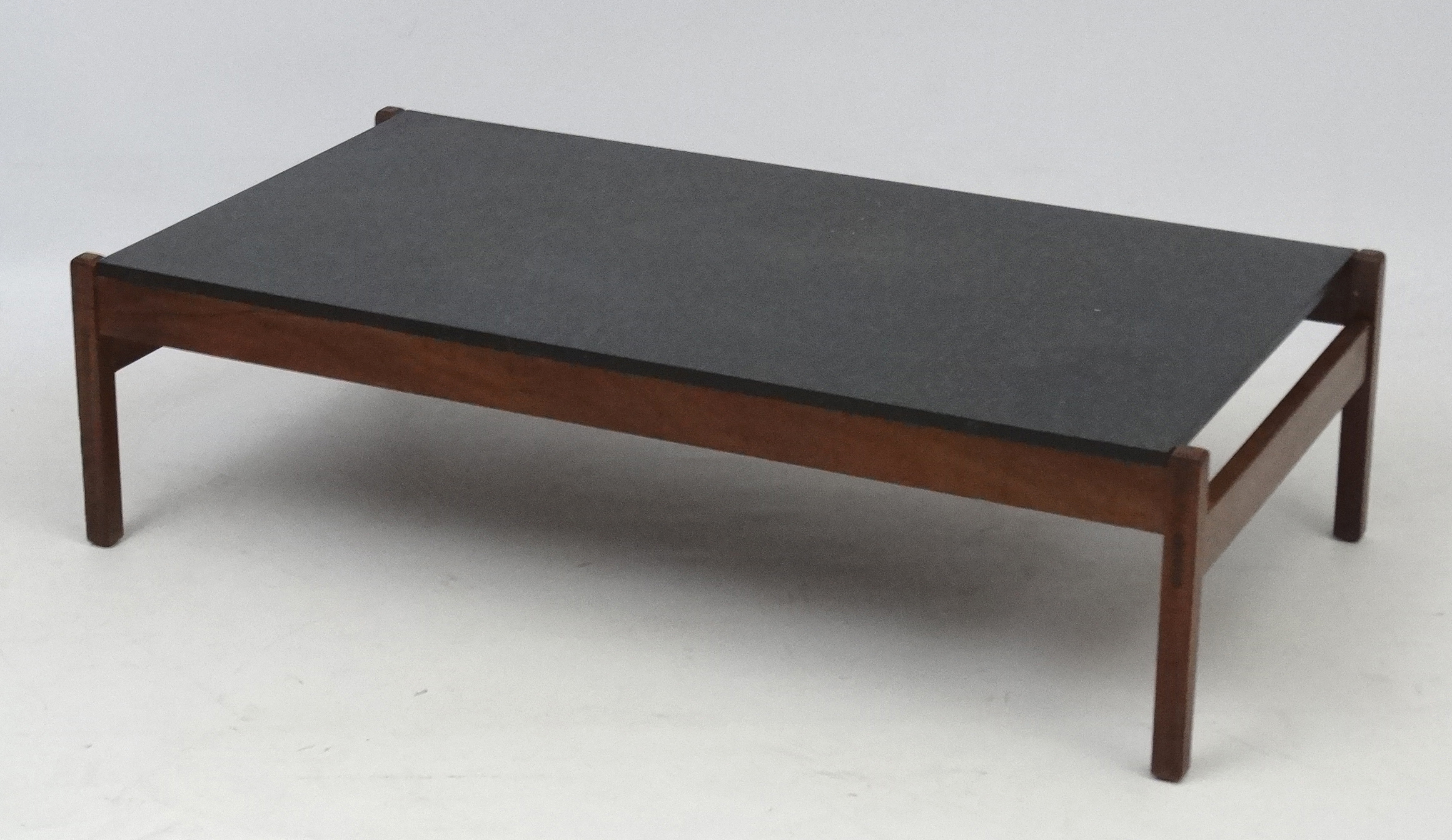 Vintage Retro: a low walnut and faux granite coffee table, measuring 46" long x 24" wide x 12" high. - Image 4 of 4