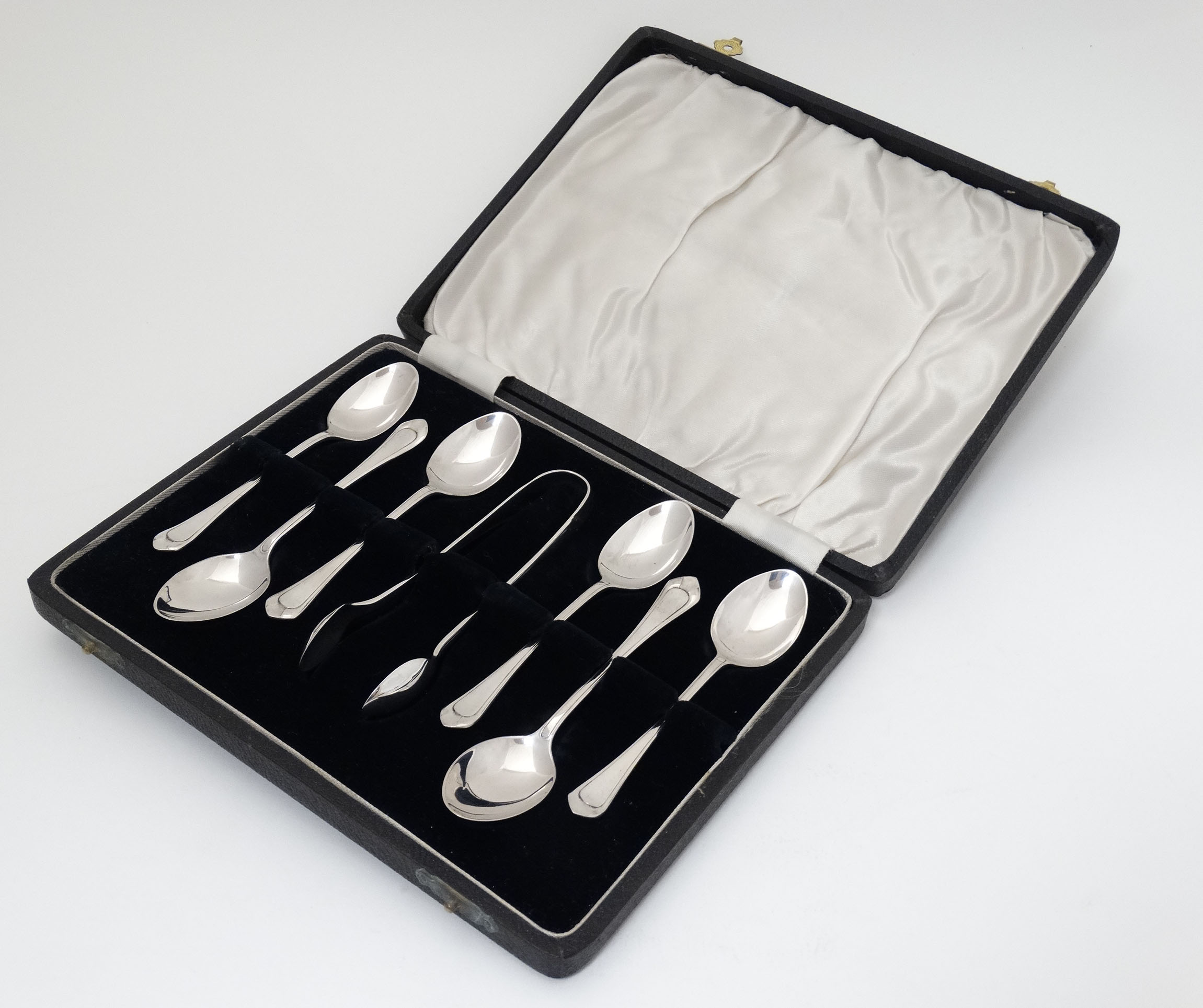 A set of six silver teaspoons together with matching silver sugar tongs hallmarked Birmingham 1933 - Image 3 of 4