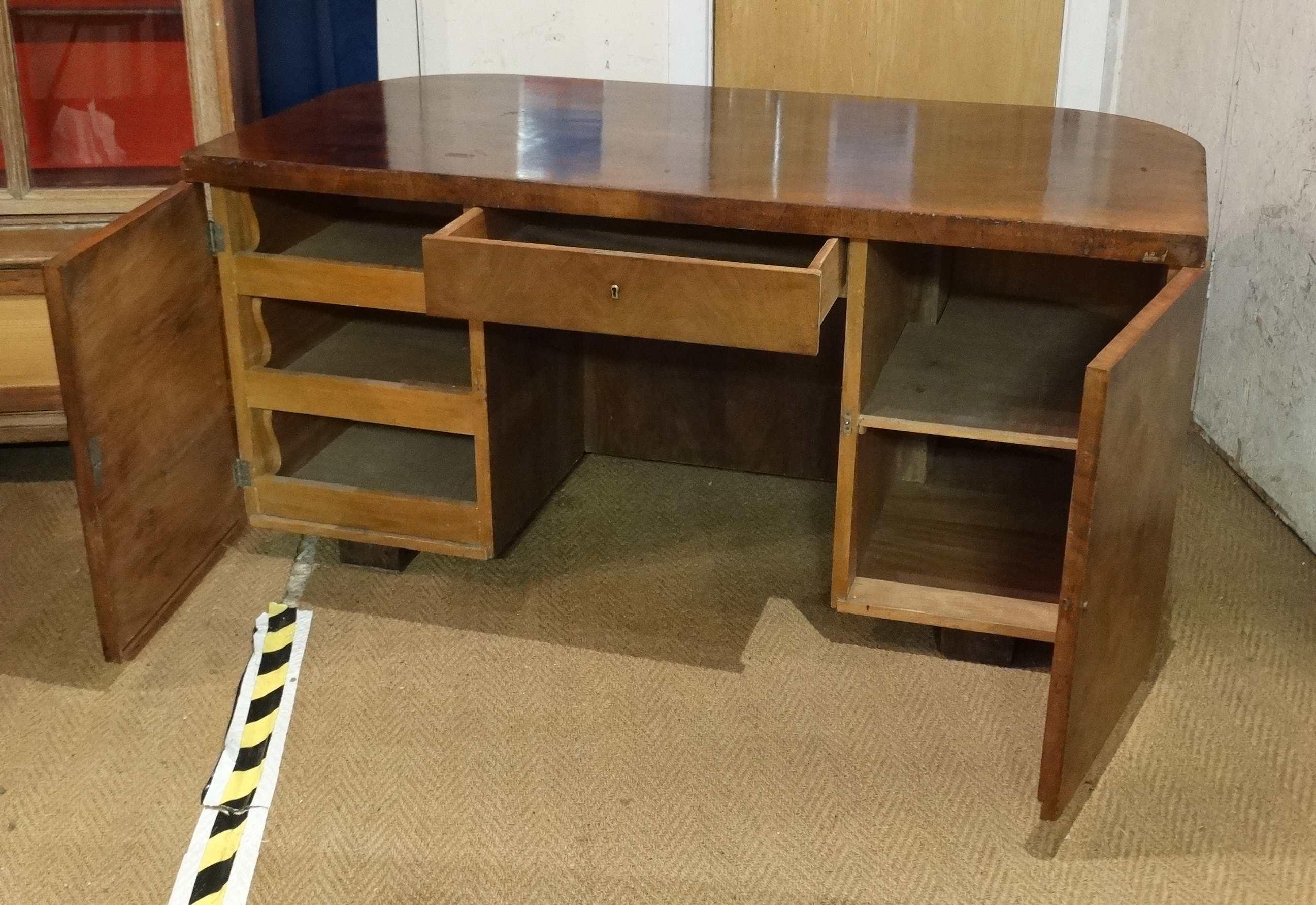 Art Deco : a Walnut office desk ( for looking into room ) , with curved front , - Image 5 of 6