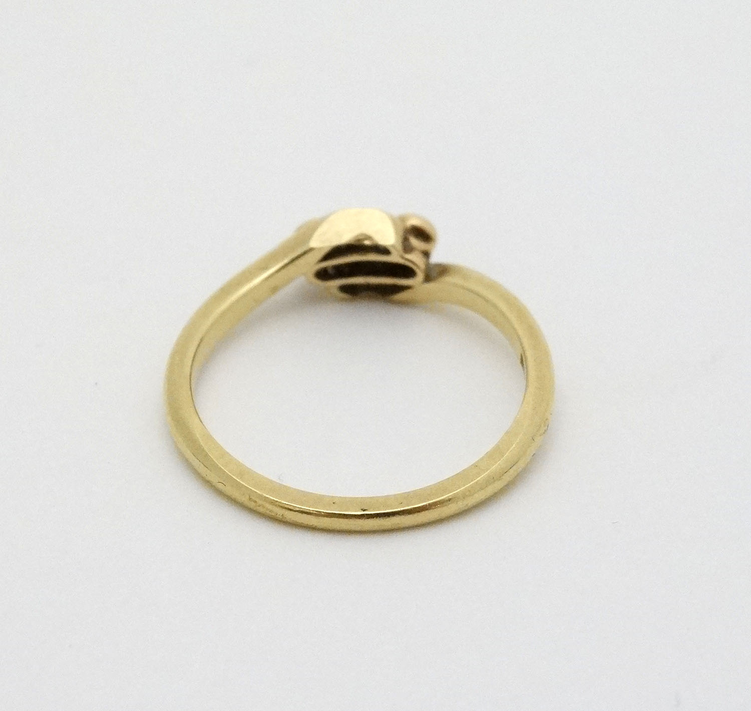 An 18ct gold ring set with trio of platinum set diamonds CONDITION: Please Note - - Image 3 of 3