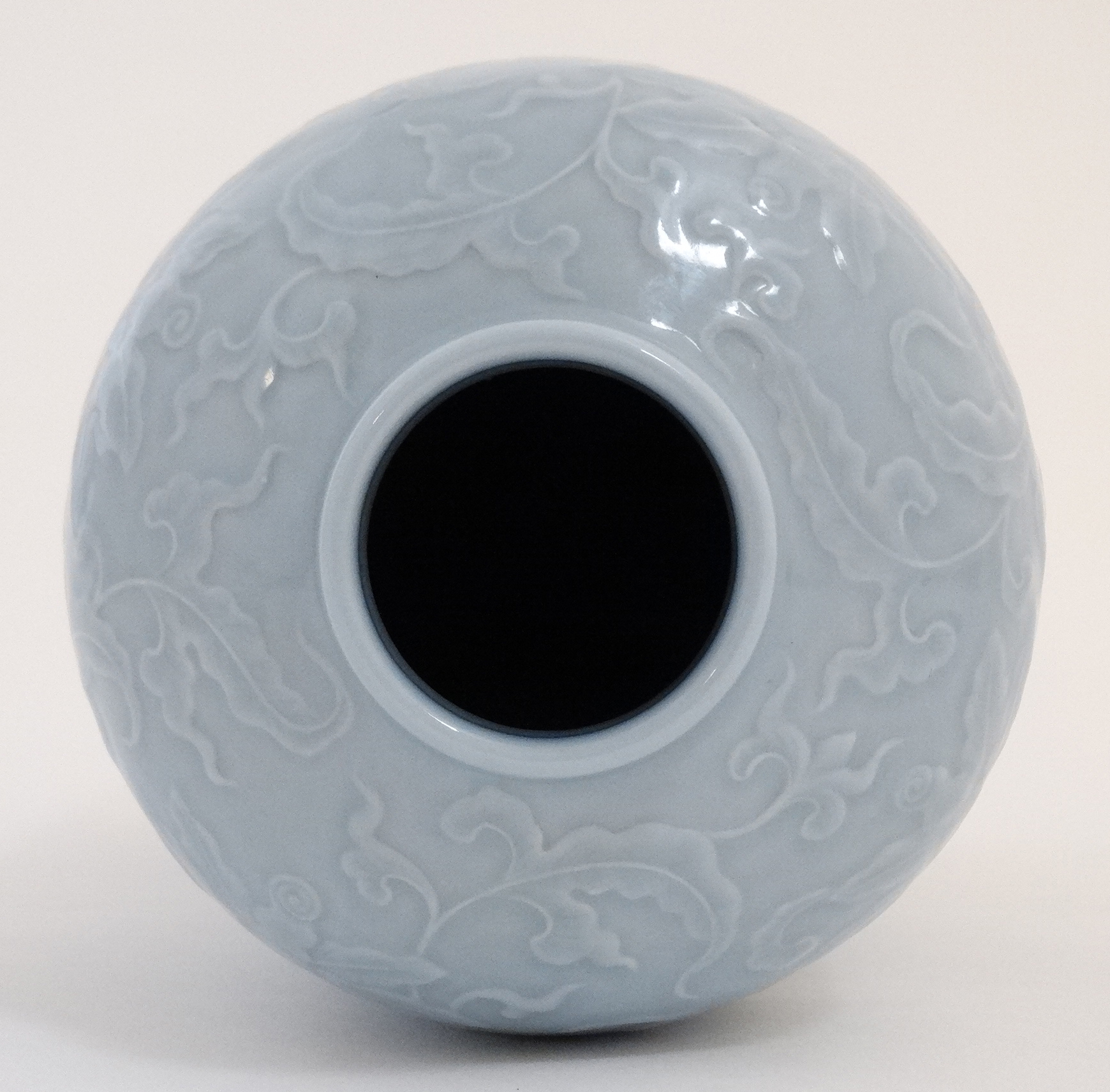 A Chinese Clair-De-Lune vase, having scrolling lotus decoration , - Image 4 of 5