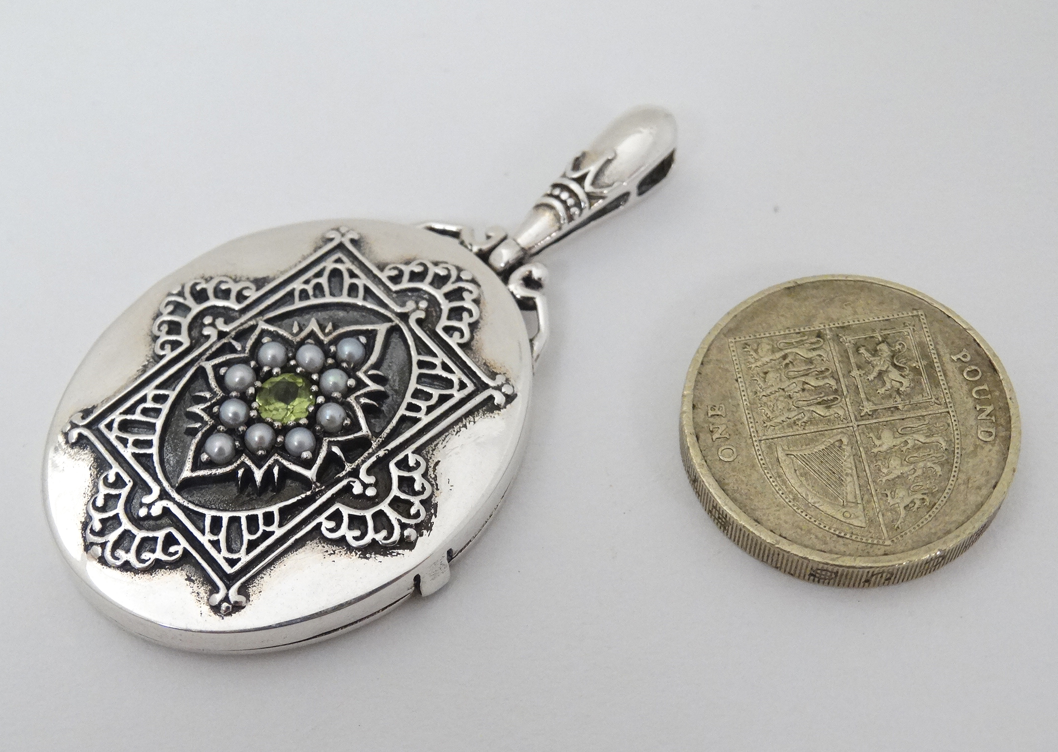 A white metal pendant locket set with central peridot 2" long CONDITION: Please - Image 4 of 4