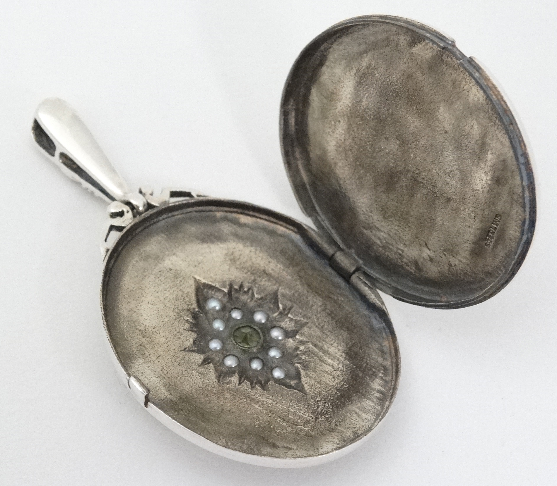 A white metal pendant locket set with central peridot 2" long CONDITION: Please - Image 3 of 4