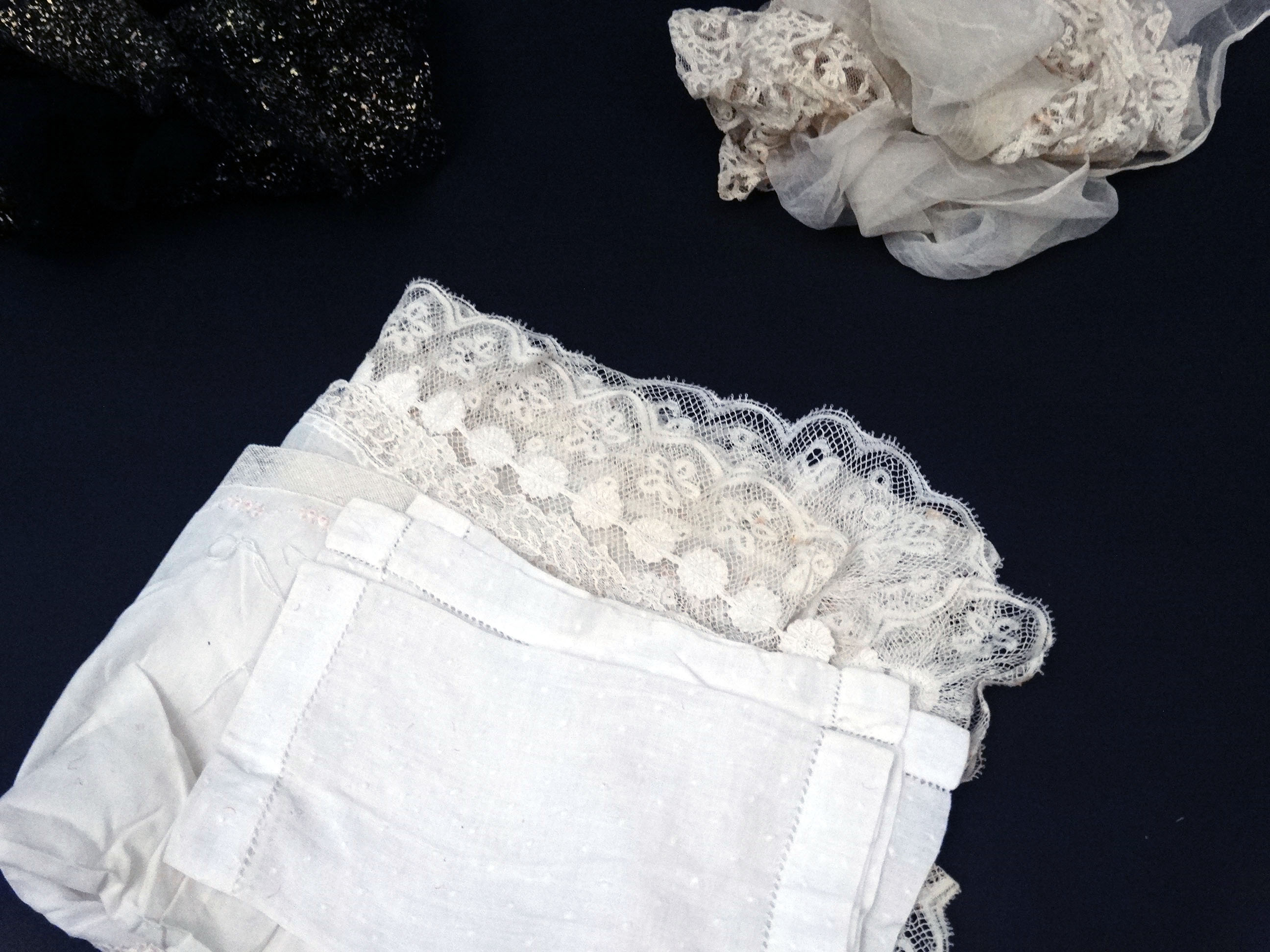 A collection of lace and trim to include; a late 19thC stole of Lille bobbin lace 79" x 11", - Image 4 of 6