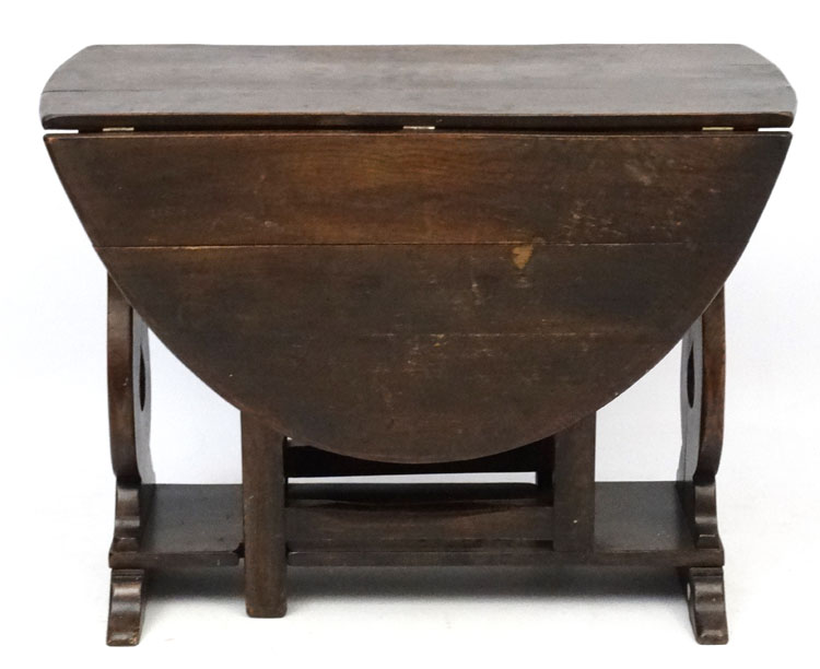 An early 20thC oak table of oval drop flap gate leg form 51 1/2" wide (open) x 38" long x 29" high - Image 2 of 5