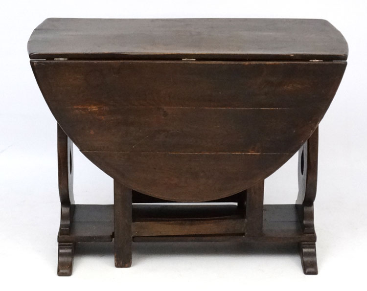 An early 20thC oak table of oval drop flap gate leg form 51 1/2" wide (open) x 38" long x 29" high - Image 4 of 5