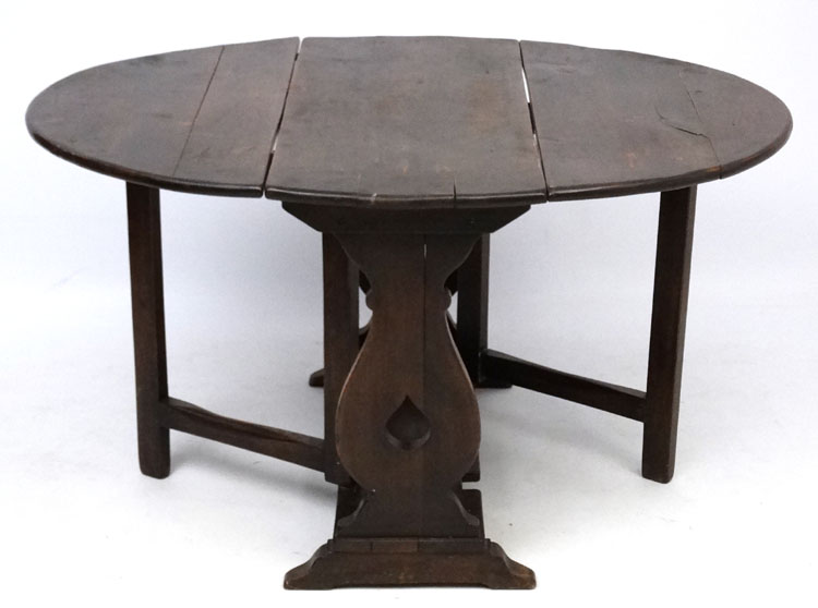 An early 20thC oak table of oval drop flap gate leg form 51 1/2" wide (open) x 38" long x 29" high - Image 3 of 5