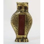 A mid 20thC brass bar top novelty match striker in the form of an owl. Bears Reg No. 875279.