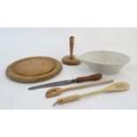 Kitchenalia : Assorted items to include a wooden bread board, bread knife with carved wooden handle,