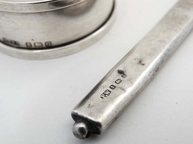A silver pencil holder hallmarked Birmingham 1910 maker Francis Webb together with a silver napkin - Image 5 of 5