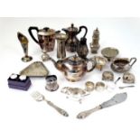 Assorted silver plated wares to includes napkin rings, cruets,