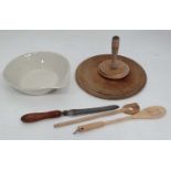 Kitchenalia : Assorted items to include a wooden bread board, bread knife with carved wooden handle,