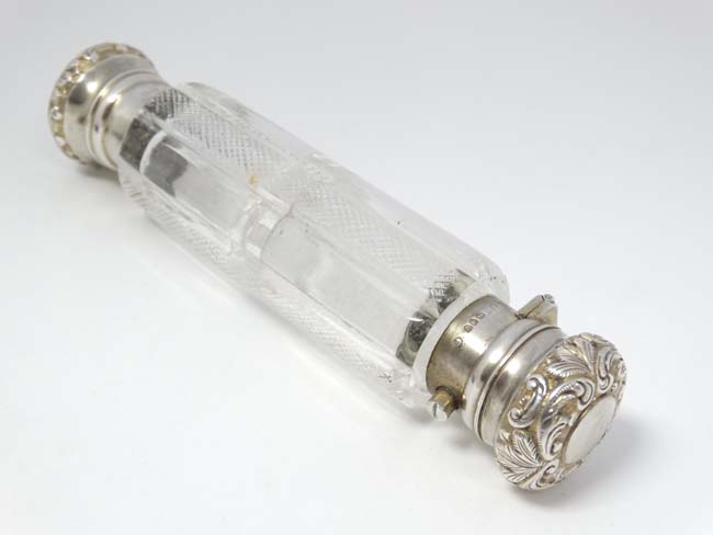 A Victorian double ended cut glass scent / perfume flask with silver ends hallmarked London 1890 - Image 3 of 6