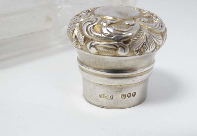 A Victorian double ended cut glass scent / perfume flask with silver ends hallmarked London 1890 - Image 6 of 6