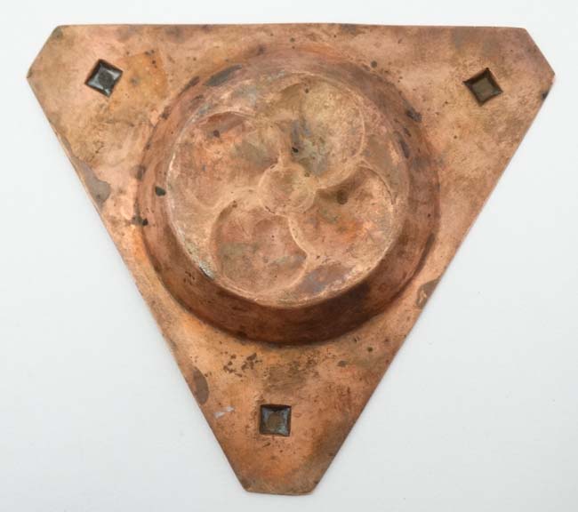 Decorative Metalware : Arts and crafts - An embossed copper triangular shaped small tray 5" wide - Image 3 of 3